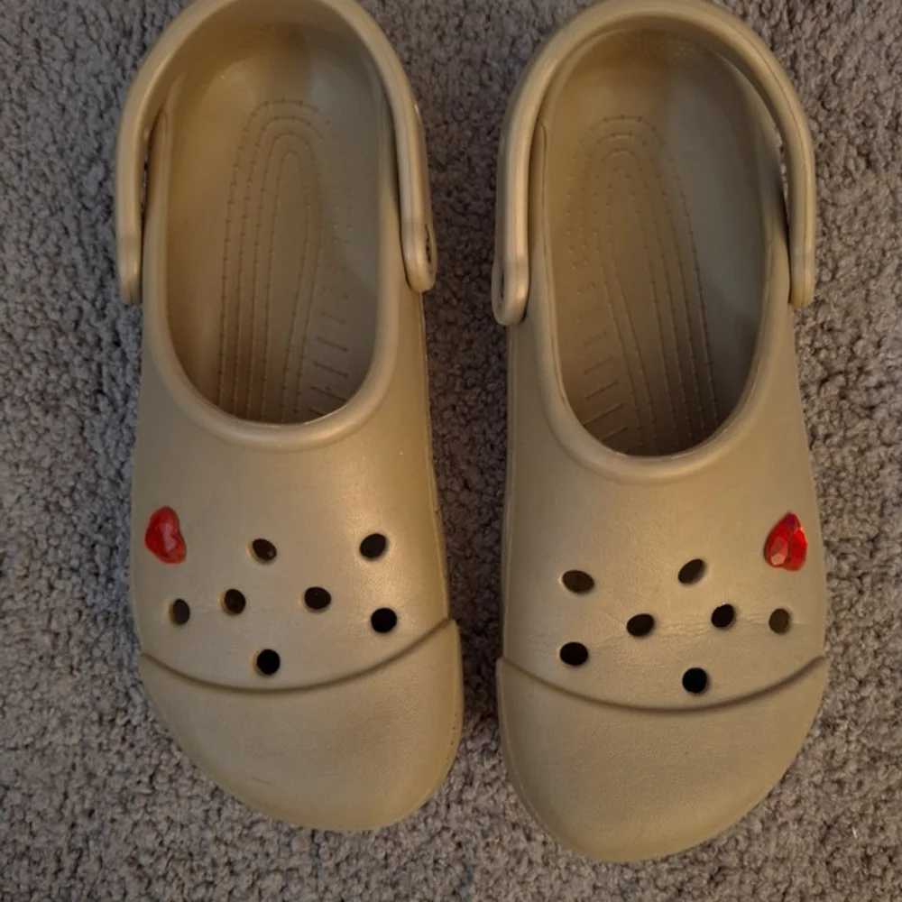 Crocs Croslite Beige Clogs with Heart Charm Womens Sz 8 - Picture 3 of 5